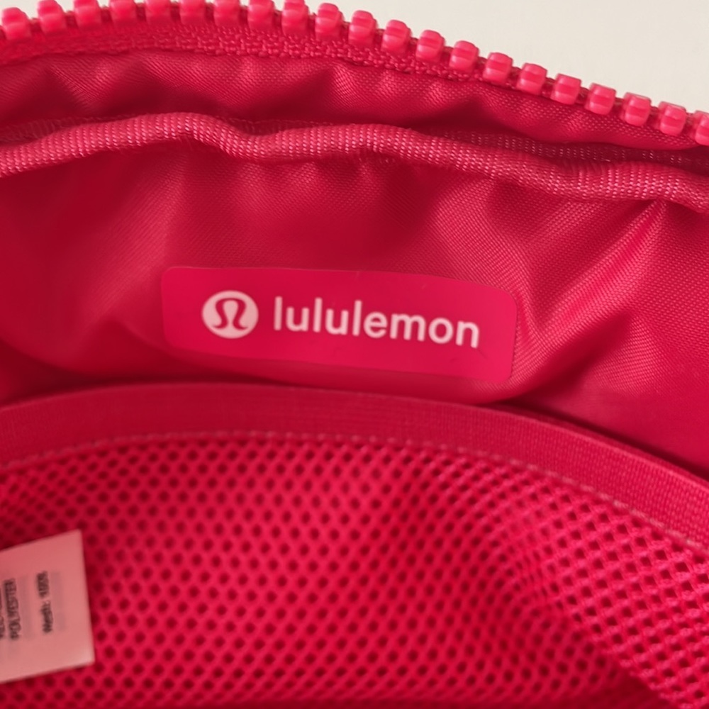 NWT Lululemon Everywhere Belt Bag Lipgloss - Picture 8 of 12